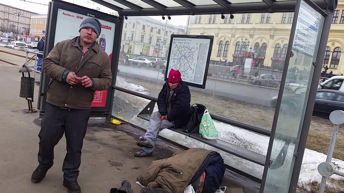 Бомжи в метро москвы