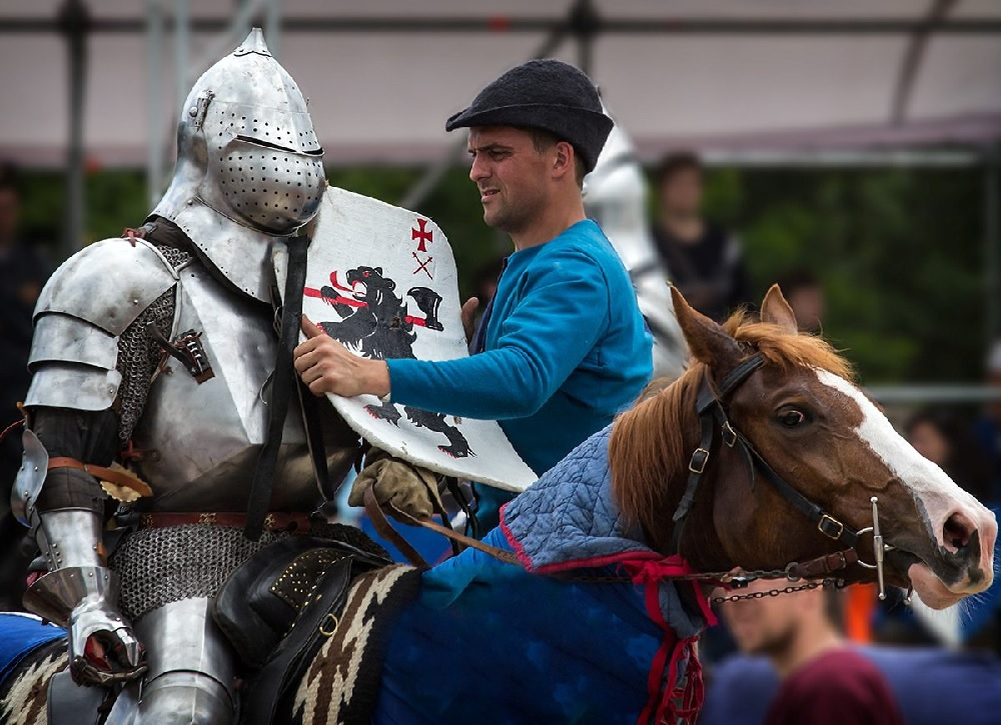 Оруженосец в средневековье. Рыцарь. Оруженосец рыцаря. Рыцари фото картинки.