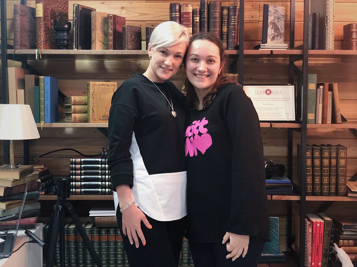 На фото основательница мастерской Евгения Оносова и Людмила Ларионова.