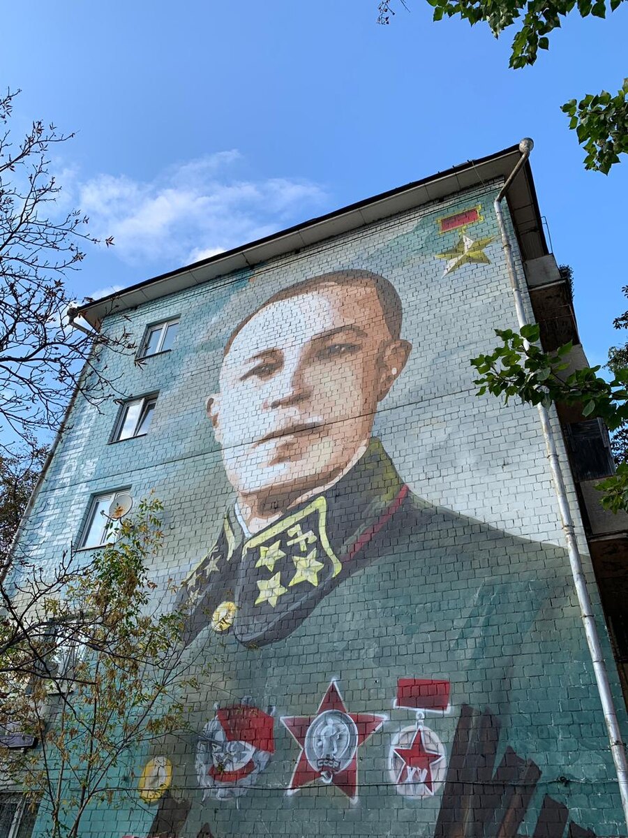 Вечно смотрят с верой и любовью                                          Вслед вам те, кто погибал за вас!                                           (Э. Асадов "Помните!").                                                   Изображение генерала Карбышева.                                            Фото Красоты А.   