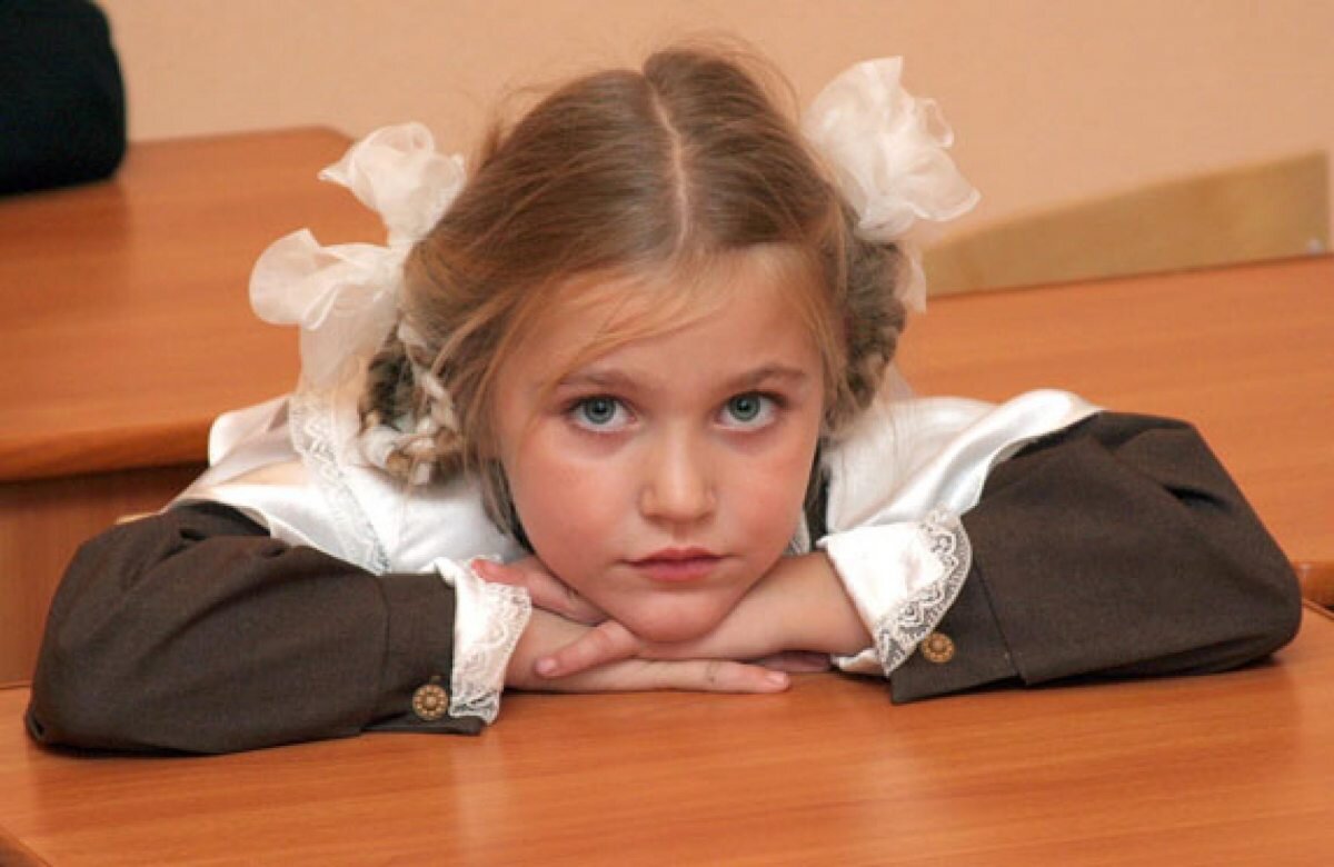 Девочки в школе. Школьницы младших классов. Школьница первоклассница. Девочки младших классов.