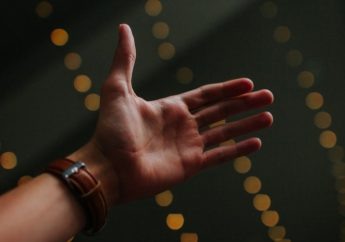 Врачи называют хруст в суставах крепитацией (от лат. crepitus — «греметь»), замечая, что это может случиться с человеком любого возраста. Но почему это происходит? И когда стоит волноваться?