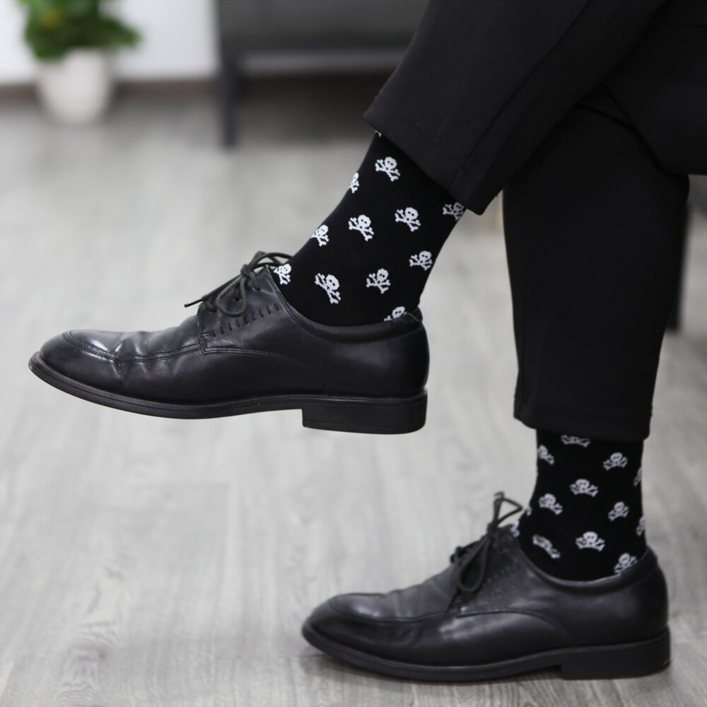 Полный черный монохром и носки как акцент