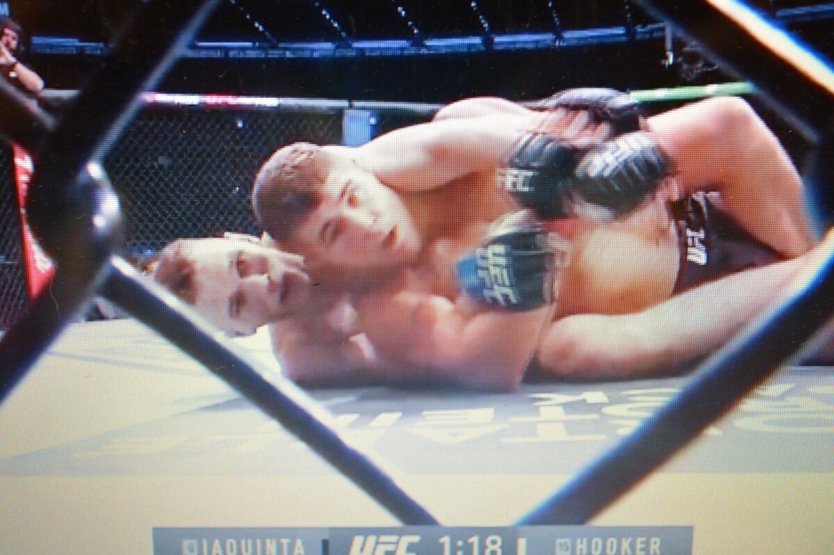 Уже в первом раунде Яквинта попал в тяжелое положение на полу, гонг спас.