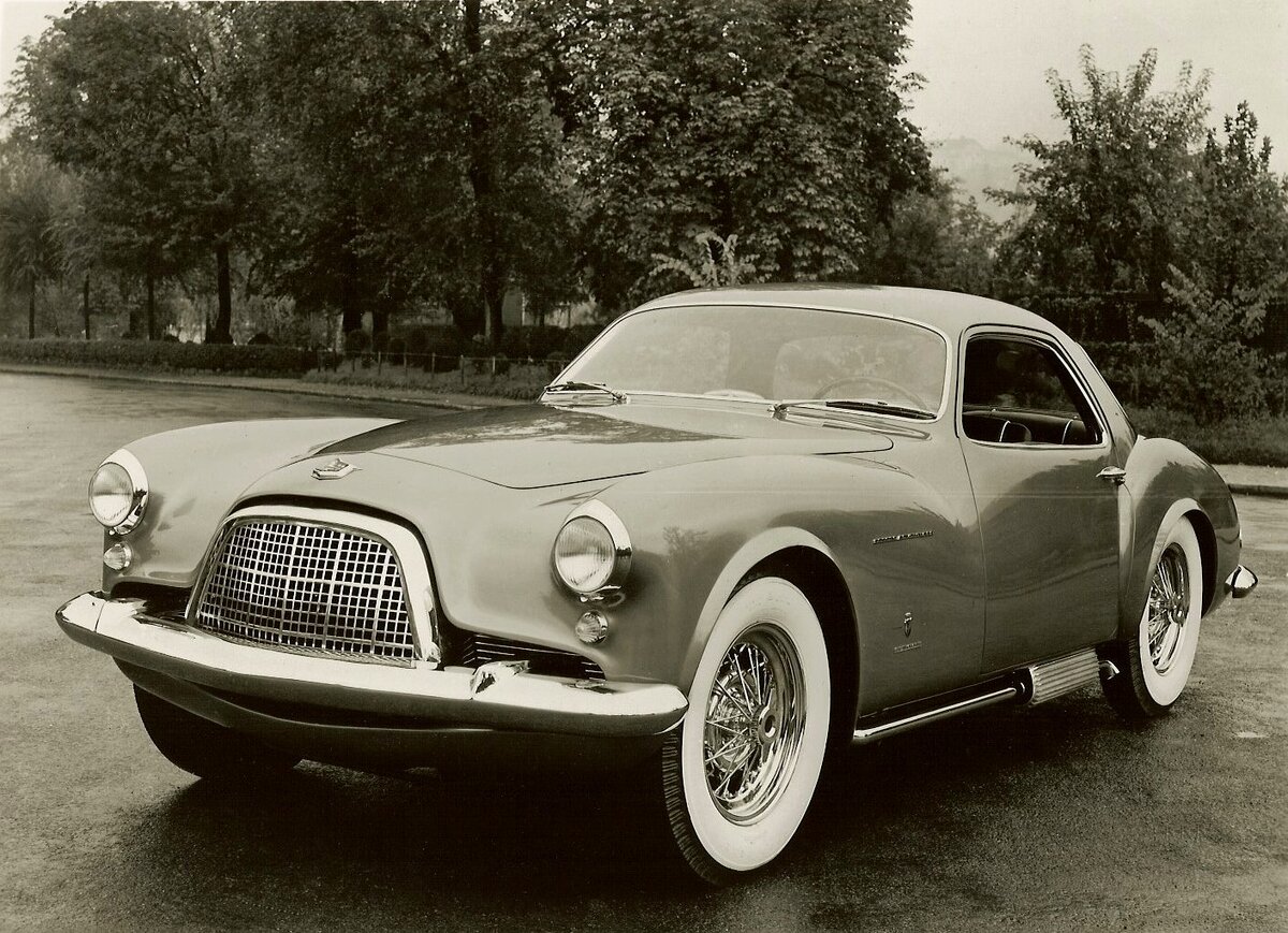 В ноябре 1954 года в Детройте общественности был представлен интересный и уникальный концепт DeSoto Adventurer I.-2
