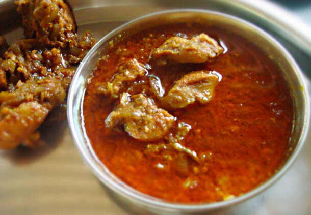 Маринованное мясо с костями придает глубокий аромат простому деревенскому индийскому куриному Карри.