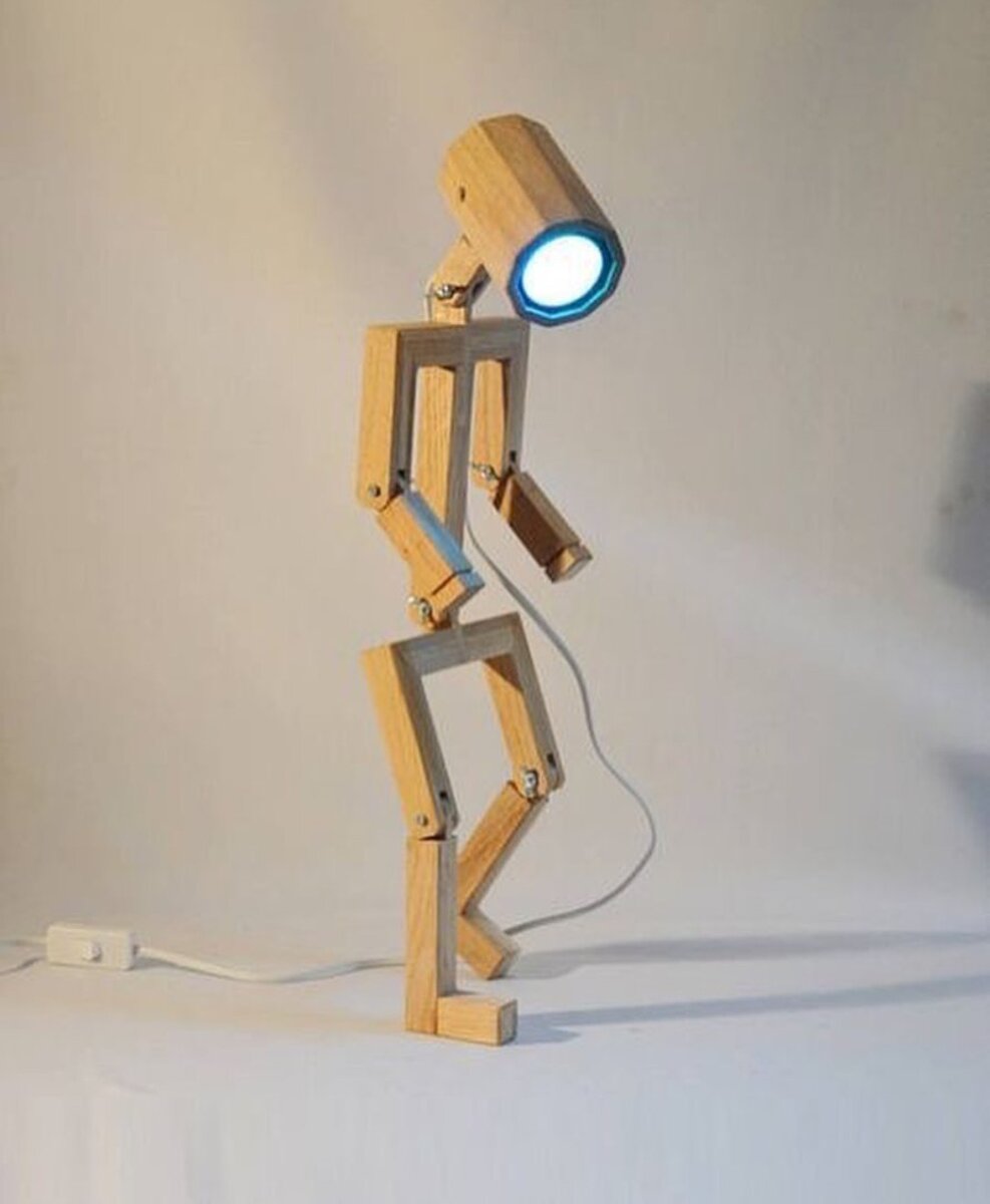 Деревянные светильники идеально впишутся в интерьер в стиле Кантри, Natural, хотя в любом декоре найдётся место частичке природы. Создавая светильники из дерева, вы можете быть уверены в том, что изготовлены они из экологически чистой древесины, к тому же светильники деревянные по определению нетоксичны