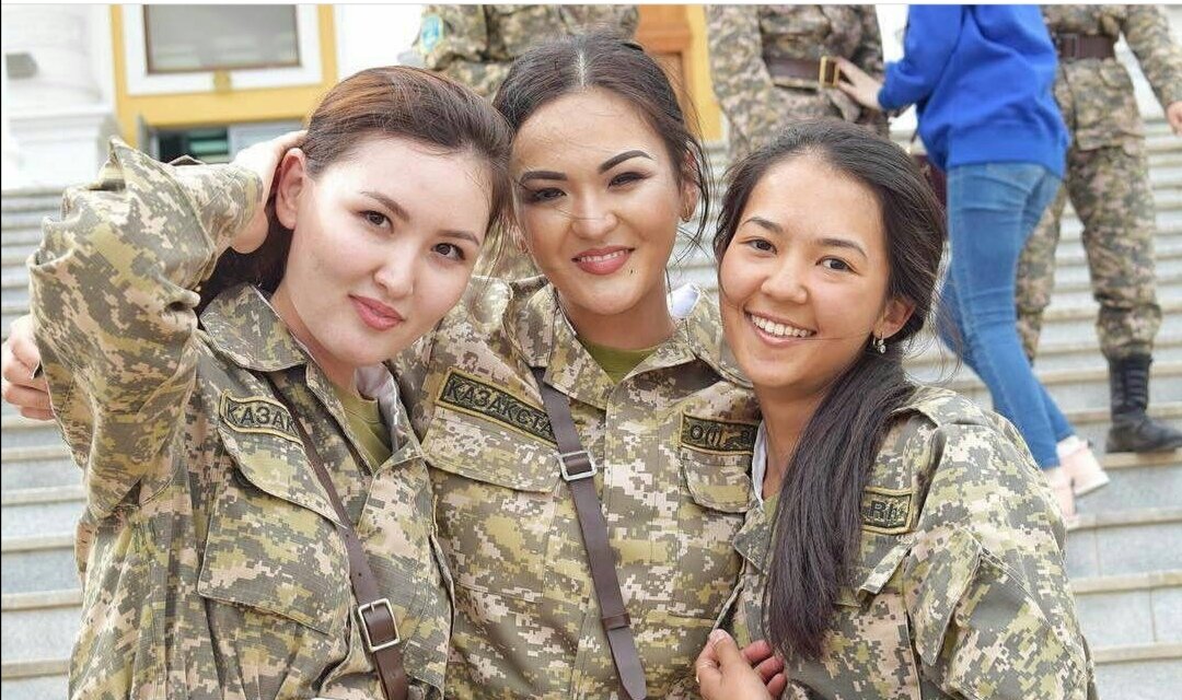 Случай в казахстане с девушкой салтанат. Женщины Казахстанской армии. Женская армия в Казахстане. Казашки в армии. Служивые девушки.