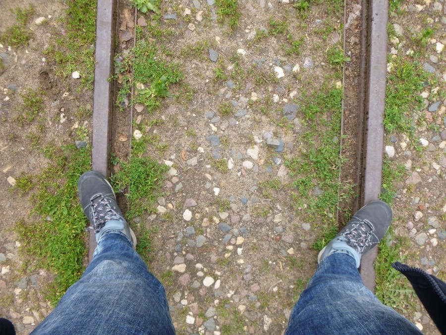 Вот она - узкая колея. Оцените.

Экспозиция начинается с хитрых старинных устройств, о существовании которых я не подозревала. Это передвижные паровые машины. Кто заинтересовался, читайте информацию со стендов

