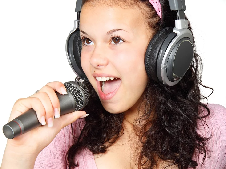 https://cdn.pixabay.com/photo/2012/02/23/08/43/girl-15754_960_720.jpg