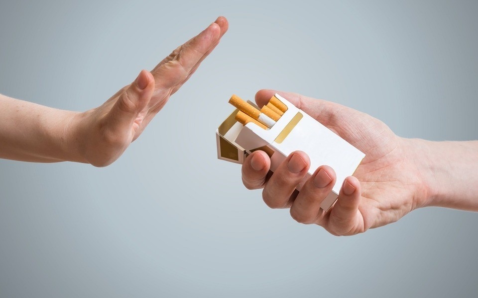 Отказ от курения без помощи НЗТ, лекарств или терапии - это популярный способ бросить курить. Тем не менее, только около 6% процентов этих попыток успешно, так как легко недооценить, насколько сильна никотиновая зависимость на самом деле. НЗТ могут помочь вам бороться с симптомами отмены, связанными с отказом от курения, а также уменьшить желание курить, которые могут помешать вашей попытке бросить. НЗТ предназначены для того, чтобы отучить ваше тело от сигарет, снабжая вас контролируемой дозой никотина, одновременно избавляя вас от воздействия других химических веществ, содержащихся в сигаретах. Среди наиболее популярных НТЗ выделяют: никотиновый пластырь, жевательную резинку, пастилки, спрей для носа, ингалятор. Лучше всего перед применением НТЗ проконсультироваться с врачом. 