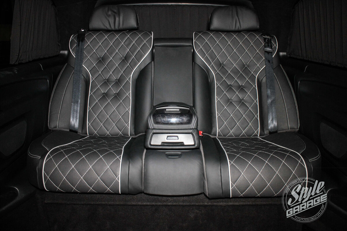 Штатный диван от BMW 7-er F01/02 перешили в оригинальную кожу Nappa, добавили кант, пуговицы и ромбы стилизовав их под S class Maybach.