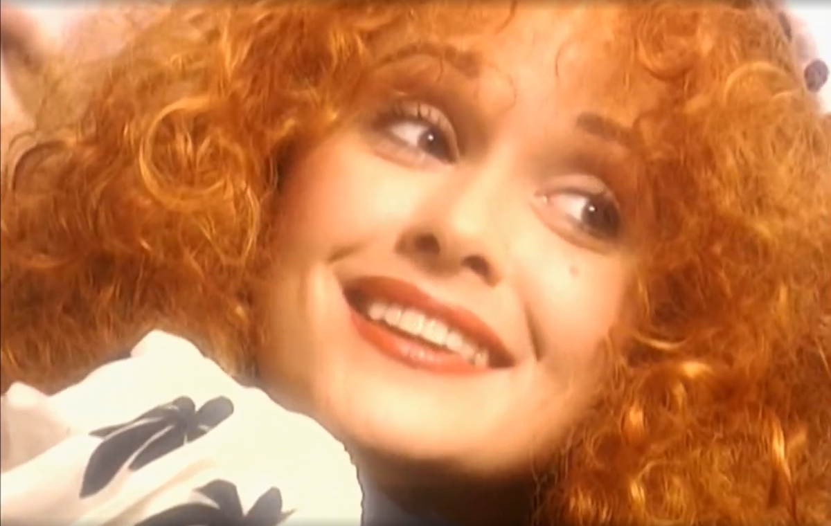 Кадр из клипа "Леди Гамильтон", слова А. Вратарева, музыка В. Быстрякова, исполняет Н. Караченцов. 1993 г.