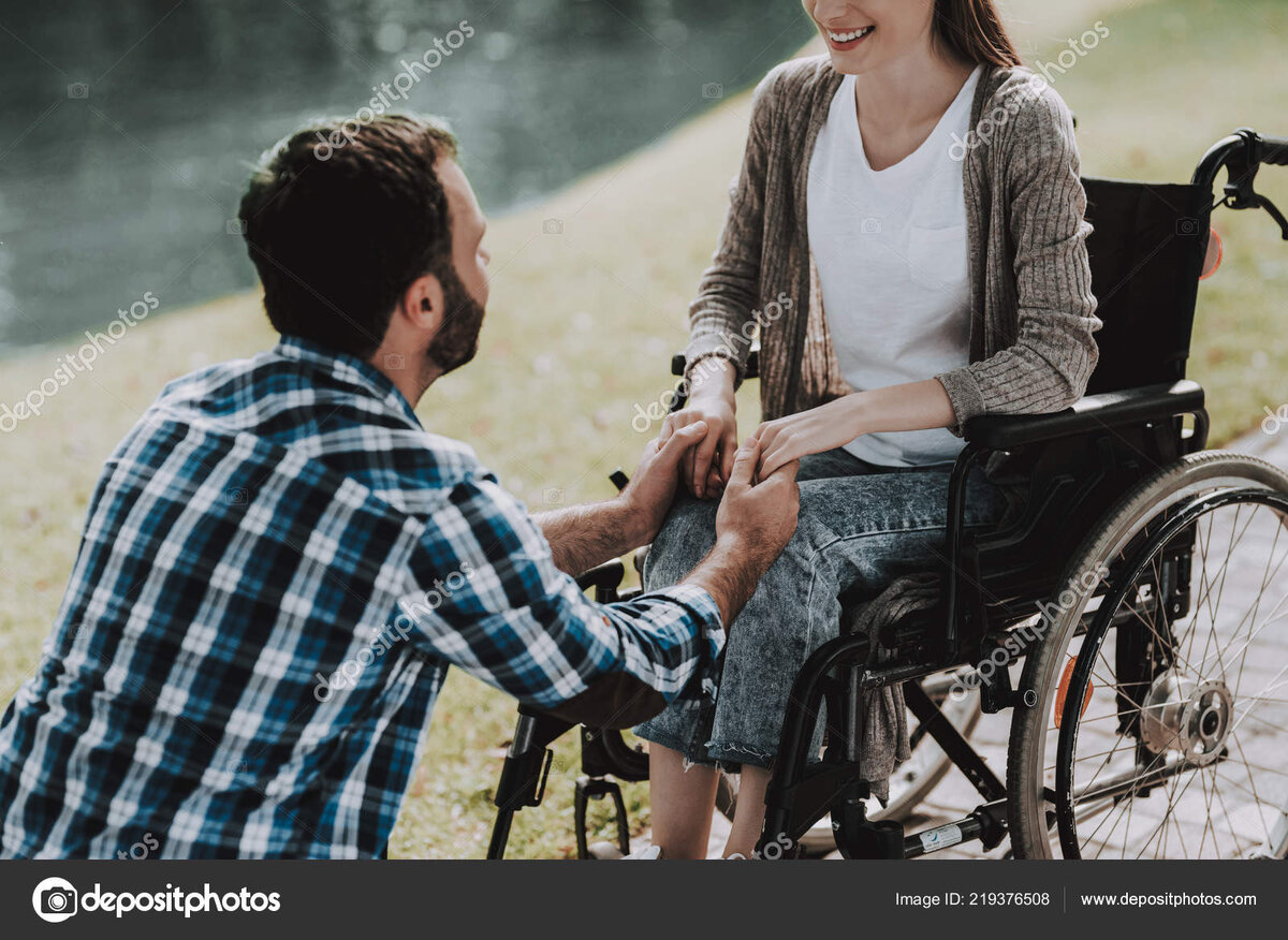 Мужчина инвалид и девушка. Парень в инвалидном кресле и девушка. Девушка инвалид. Человек в инвалидной коляске. Парень в инвалидном кресле и девушка.