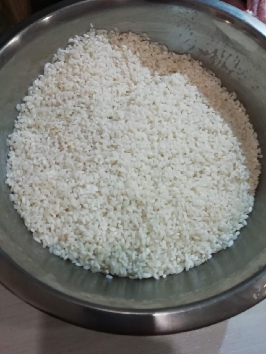 Возьмём рис, и зальем его горячей водой примерно 60*С. Для чего это нужно? Всё довольно просто, в рисе содержится много клейковины, и если её не вымыть, то ваш будущий плов будет в виде одного большого куска каши. 