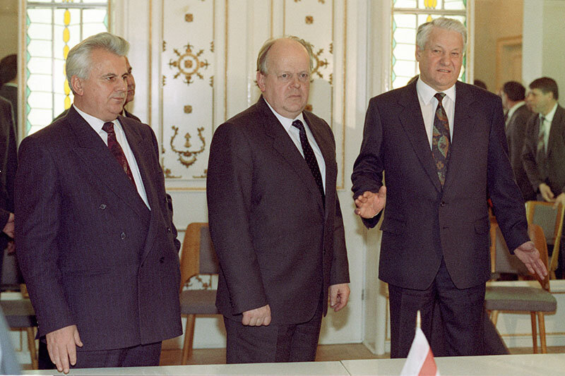 Леонид Кравчук, Станислав Шушкевич и Борис Ельцин после  подписания соглашения (слева направо). 8 декабря 1991 года (Фото: Юрий  Иванов/РИА Новости)