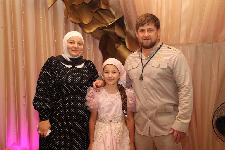 Как выглядят жены и дочки Рамзана Кадырова? Был ли роман с ведущей Тиной Канделаки?