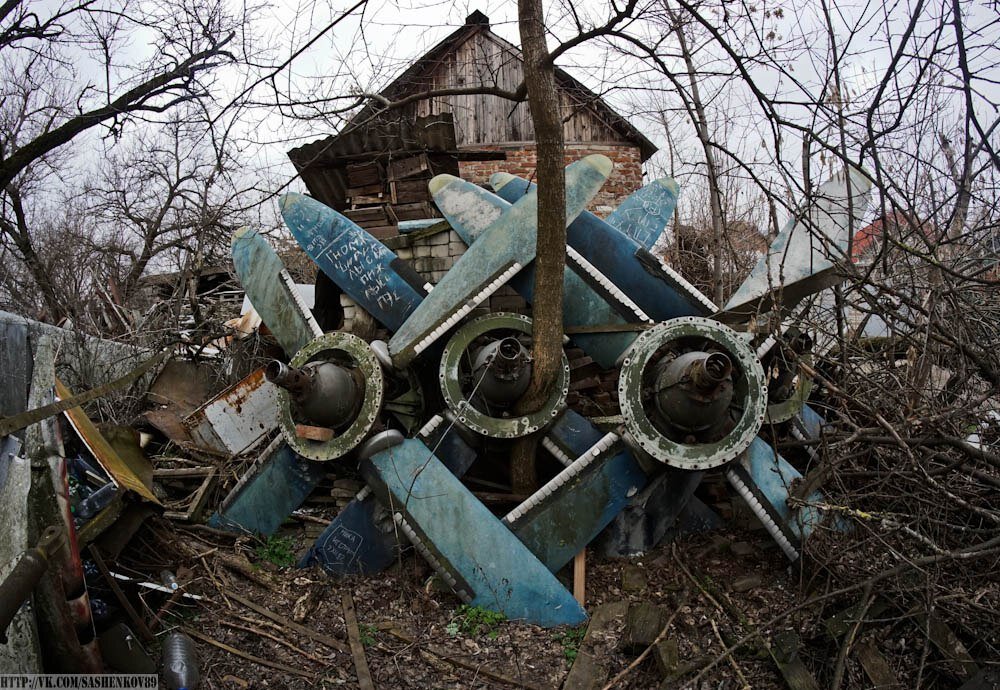 Нашли разобранный самолёт Ан-10А в простом сельском огороде!