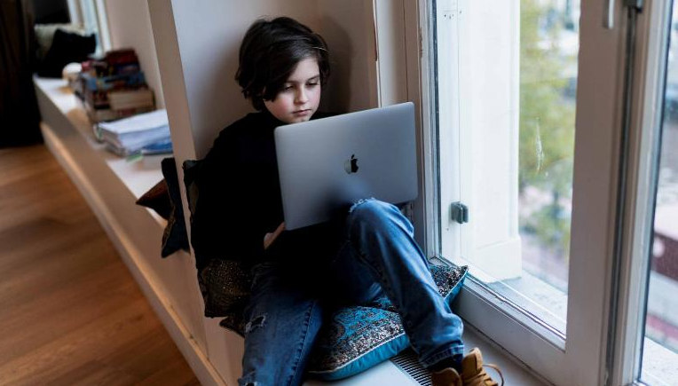 Лоран изучал электротехнику в Технологическом университете Эйндховена в Нидерландах.