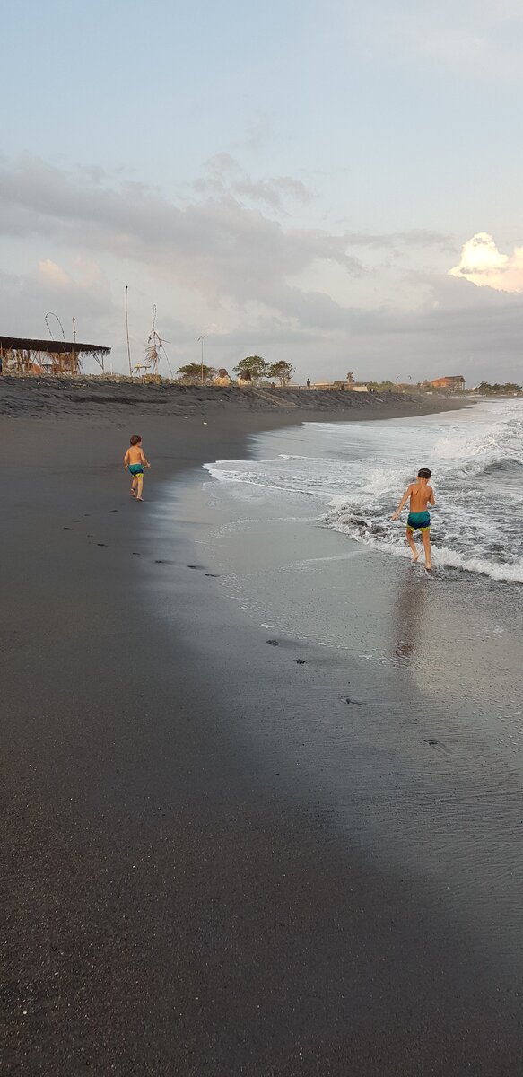 Черный песок на пляже вулканического происхождения. Фото не из Санура. Севернее немного.