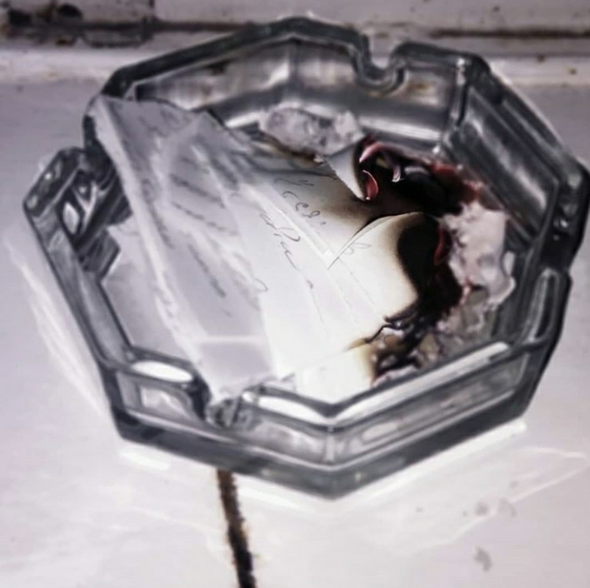 А вы знали, что в огне можно сжечь чувства обиды и ненависти? И я сейчас не о том, что обидчика можно сжечь, а его пепел развеять над пропастью. Оставим это во временах инквизиции) Каждый из нас , абсолютно каждый, переживал эти чувства. Но вот как с ними бороться? Вот серьезно, вы умеете прощать? Я нет🤦Ну, вот не могу и все, не получается. Вот не действует на меня "прости, пожалуйста". То есть человек обидел/ обманул/ сыграл на моих чувствах и т.д. во мне буря эмоций, а тут просто "прости, пожалуйста"..Серьезно?🤦.. Но носить эти чувства с собой я не хочу. А зачем? Скандалы я тоже не люблю. Это хорошо, если можно просто поговорить с человеком спокойно, все выяснить и постепенно прийти в себя, потому что чаще всего виной всего недопонимание. А если человек исчез или вы расстались или...нет не будем о плохом. Вот нет у вас возможности поговорить, нет и всё тут. Кто-то, да и я не исключения, пишет, звонит и высказывает все что накипело обидчику. А есть ли в этом смысл? Нет! Если человек сделал вам плохо, значит ему не важны ваши чувства,а тогда почему сейчас он должен прислушаться и измениться? Если человек пропал, то зачем навязывается? Ну, если конечно его не похитили.. Так вот чтобы не навязываться, не говорить в пустоту и не обидеть человека на эмоциях (а вдруг вы еще помиритесь) можно взять лист бумаги и написать на нем все что накипело, во всех красках и эмоциях) после порвать все в клочья и сжечь) смотреть как это все горит, а потом высыпать весь пепел на воздух) И вот в этот момент становиться легче, правда легче. А в конце вы будете смеяться и сразу станет хорошо, легко и приятно)) Вот так наступает прощение)И в итоге все целы, живы и счастливы по своему. А самое главное, что нет вины, ведь никто не пострадал от ваших эмоций) Нужно беречь свои чувства и жить с чистой душой и тогда нас ждет много нового и хорошего в этой жизни🤗