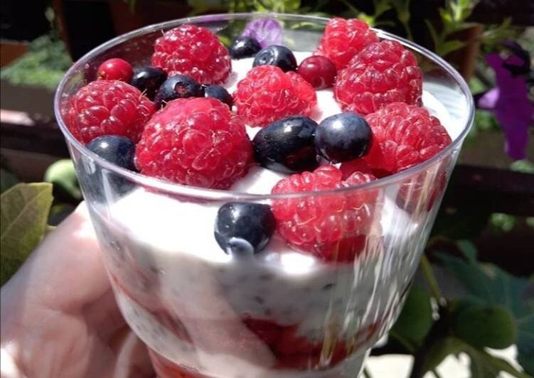 Пудинг с семенами чиа и ягодами