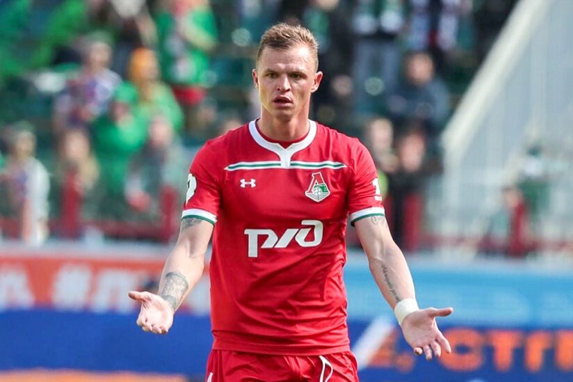 Дмитрию 32 года, является воспитанником футбольной школы московского "Спартака", ранее выступал за ФК "Томь" с 2006 по 2008гг., ФК "Москва" 2009г., и ФК "Локомотив" с 2010 по 2019гг. Всего провел 277 матчей и забил 19 голов.