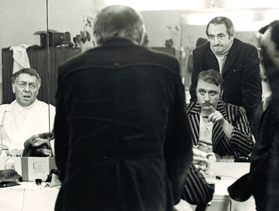Марк Захаров (за спиной Андрея Миронова) на съёмках фильма "12 стульев".