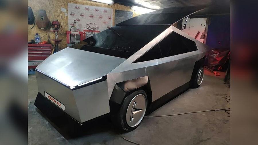 Копия популярного пикапа "Cybertruck"