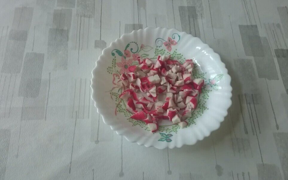 1 слой. Отправляем крабовые палочки на тарелку