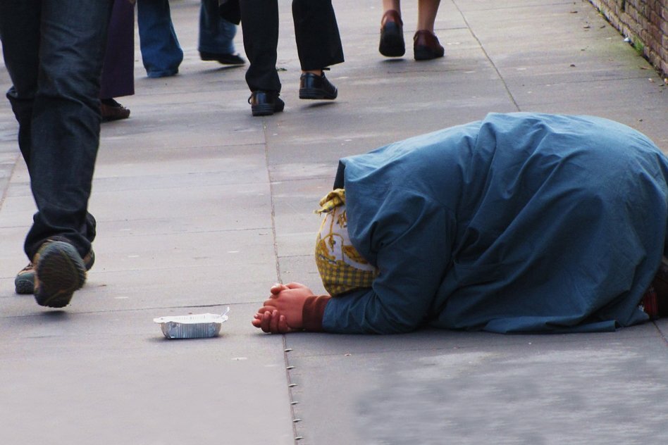 В голове не укладывалась мысль... Сорок пять рублей. У нее не было сорока пяти рублей. На лекарства. Вот именно так. Всего лишь сорока пяти рублей... 