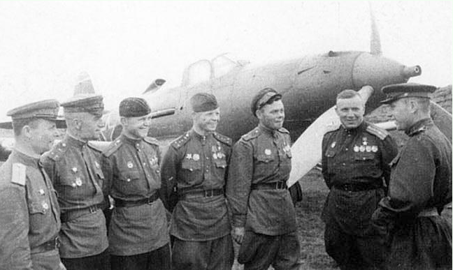 Покрышкин (уже командир дивизии)- крайний справа. Угадайте, кто из остальных самый лихой? Речкалов - третий справа.