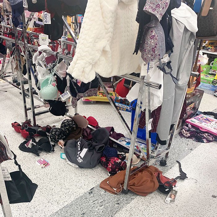  Женщина показывает, каково это работать в розничной торговле в праздничные дни, просит людей быть более добрее к сотрудникам.

Рождество, безусловно, беспокойное время. Особенно для тех, кто забывает или откладывает покупку подарков до самой последней секунды.
Кэсси Уэйд из Нэшвилла, штат Теннесси, опубликовала серию фотографий на Facebook, которые показывают, как ужасно выглядят некоторые магазины в праздничный сезон. Люди роются в товаре и за собой не убирают, на первый взгляд можно подумать, что торнадо прошелся по магазинам.

