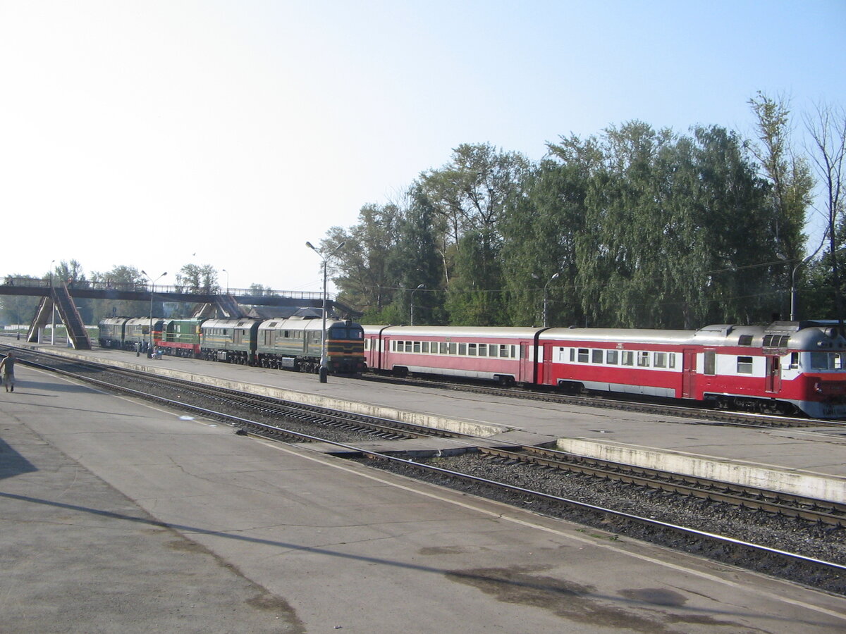 Станция  Узловая, на заднем плане стоит дизель-поезд Д1