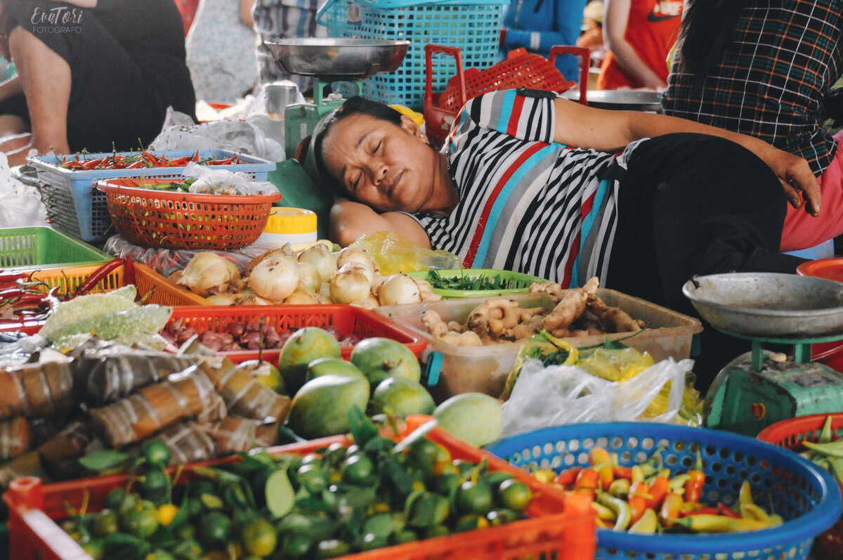 Фото взято из яндекс портала поисковой системы, вот так спят местные прямо на рабочих местах, типичный рынок-фиеста)