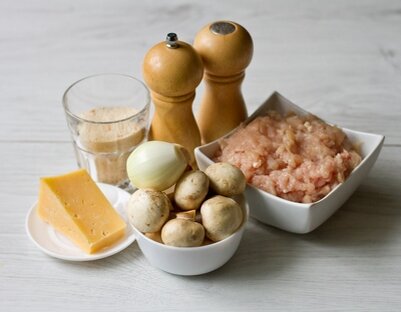 Подготовим нужные нам ингредиенты. Фарш приправляем солью и перцем. Шампиньоны нарезаем пластинками, мелко рубим лук, сыр трем на крупную терку. 
