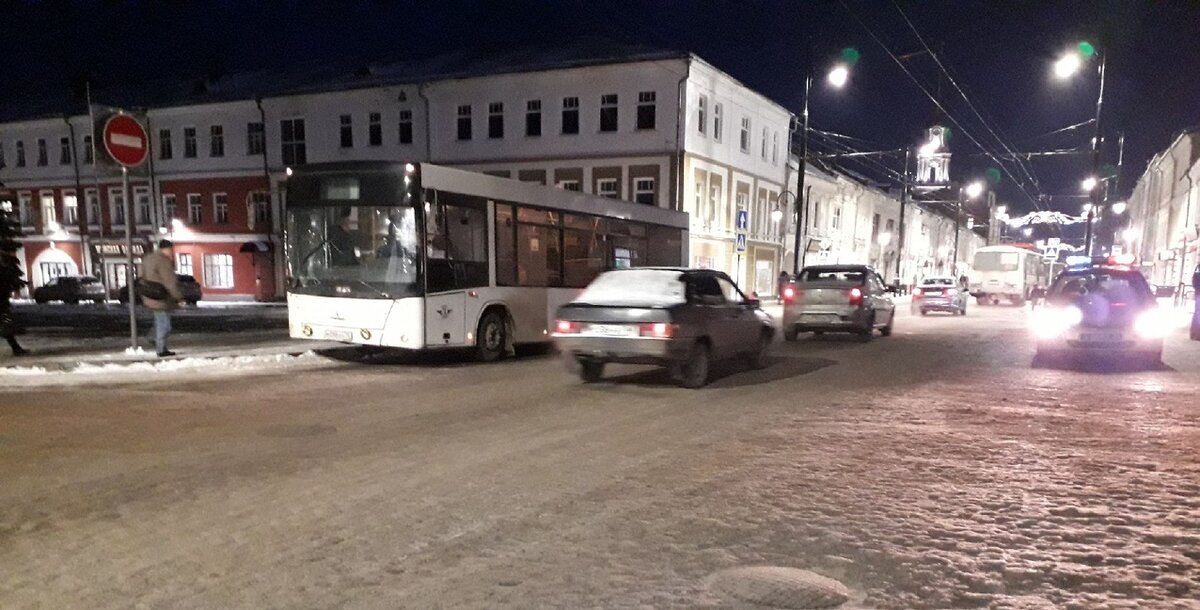 500 автобус улетел в кювет ярославская область. авария автобуса гагарина рыбинск. дтп с автобусом в ярославской области. видео аварии порше рыбинск. дтп с автобусом рыбинск.