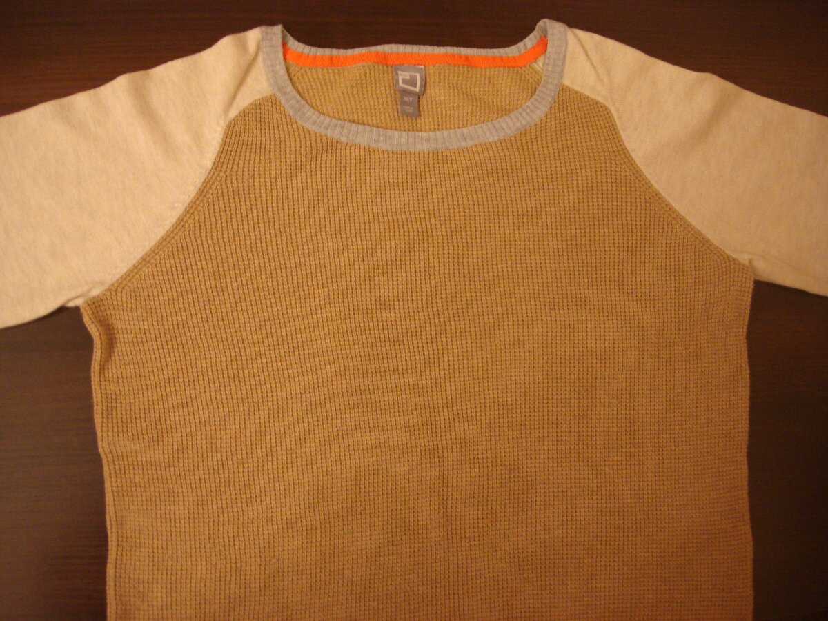 Фото сделано автором (разложили свитер на ровной поверхности)