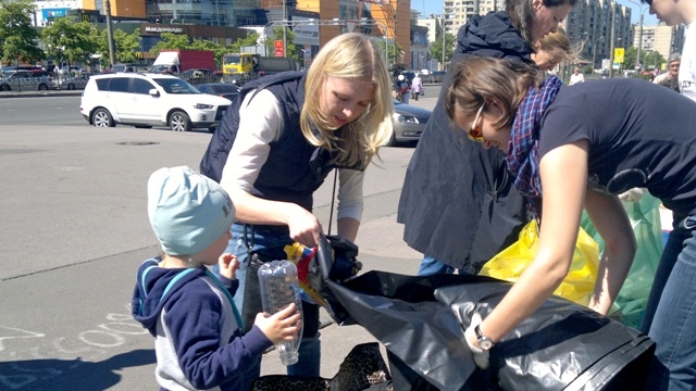 фото - личный архив, мы с сыном на ежемесячной акции "Раздельный сбор"