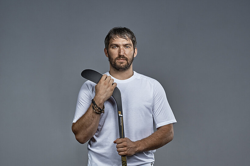 Александр Овечкин, 33 года 
Спорт: хоккей, обладатель Кубка Стэнли-2018

Место в рейтинге звезд «40 до 40»: 3

Доход: $14,5 млн

Подписчики в Instagram: 1,4 млн

Отец — бывший футболист, мать — двукратная чемпионка Олимпийских игр в составе сборной СССР по баскетболу.
В возрасте двух лет ему купили первый хоккейный комплект (пластмассовые шлем, клюшку и шайбу) в магазине детских игрушек.
С 8 лет занимается хоккеем, в 16 дебютировал в российской хоккейной Суперлиге в составе московского «Динамо».
В 2004 году был выбран под первым номером на драфте НХЛ. С сезона 2005/06 играет в НХЛ в клубе Washington Capitals.
В 2006-м выиграл Calder Memorial Trophy, приз лучшему новичку НХЛ.
В 2008 году подписал первый в истории НХЛ контракт на сумму более $100 млн. За 13 лет в клубе Washington Capitals получит $124 млн.
Самый коммерчески успешный российский хоккеист: рекламные контракты с Nike, Beats, Papa John's, Coca-Cola, CCM и другими брендами приносят ему $4,5 млн в год.
В 2017-м в честь своего 100-летия НХЛ опубликовала список 100 величайших хоккеистов, игравших в сильнейшей лиге мира. Овечкин, набравший 1000-е очко в сезоне 2016/17, стал одним из четырех россиян, вошедших в список (вместе с Сергеем Федоровым, Павлом Буре и Павлом Дацюком).
В 2018-м впервые в карьере выиграл Кубок Стэнли: Washington Capitals в пяти матчах финальной серии обыграл новичка лиги Vegas Golden Knights. Овечкина признали самым ценным игроком плей-офф. Кроме того, он в седьмой раз получил приз лучшему снайперу регулярного чемпионата.
В августе 2016-го женился на дочери актрисы Веры Глаголевой Анастасии Шубской. Летом 2017-го пара пышно отпраздновала свадьбу, а 18 августа 2018 года у супругов родился сын Сергей.
В октябре 2018-го было объявлено о партнерстве Овечкина с производителем видеоигр Wargaming. Компания использовала образ спортсмена для визуализации и озвучки нескольких персонажей игры World of Warships.