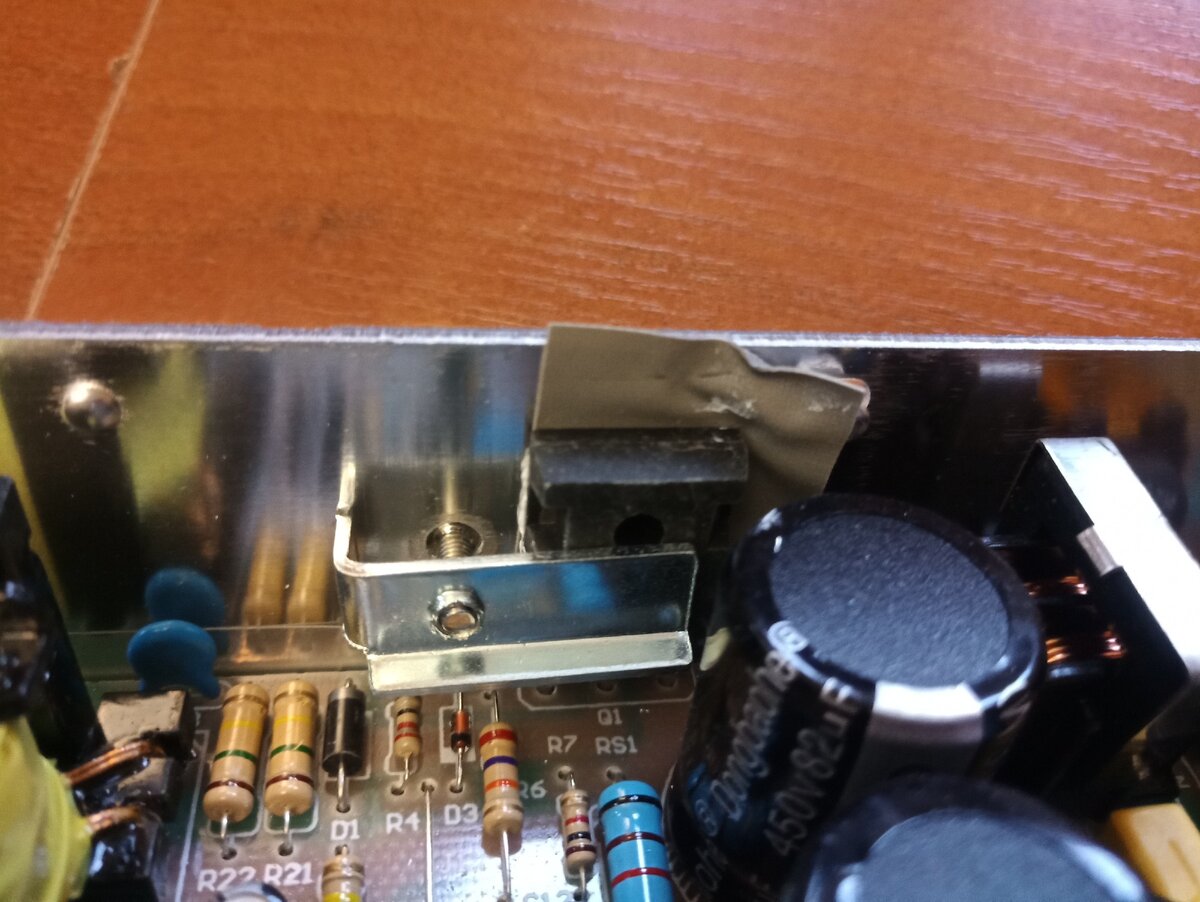 Снял крышку БП, чтобы поправить термо-прокладку. 