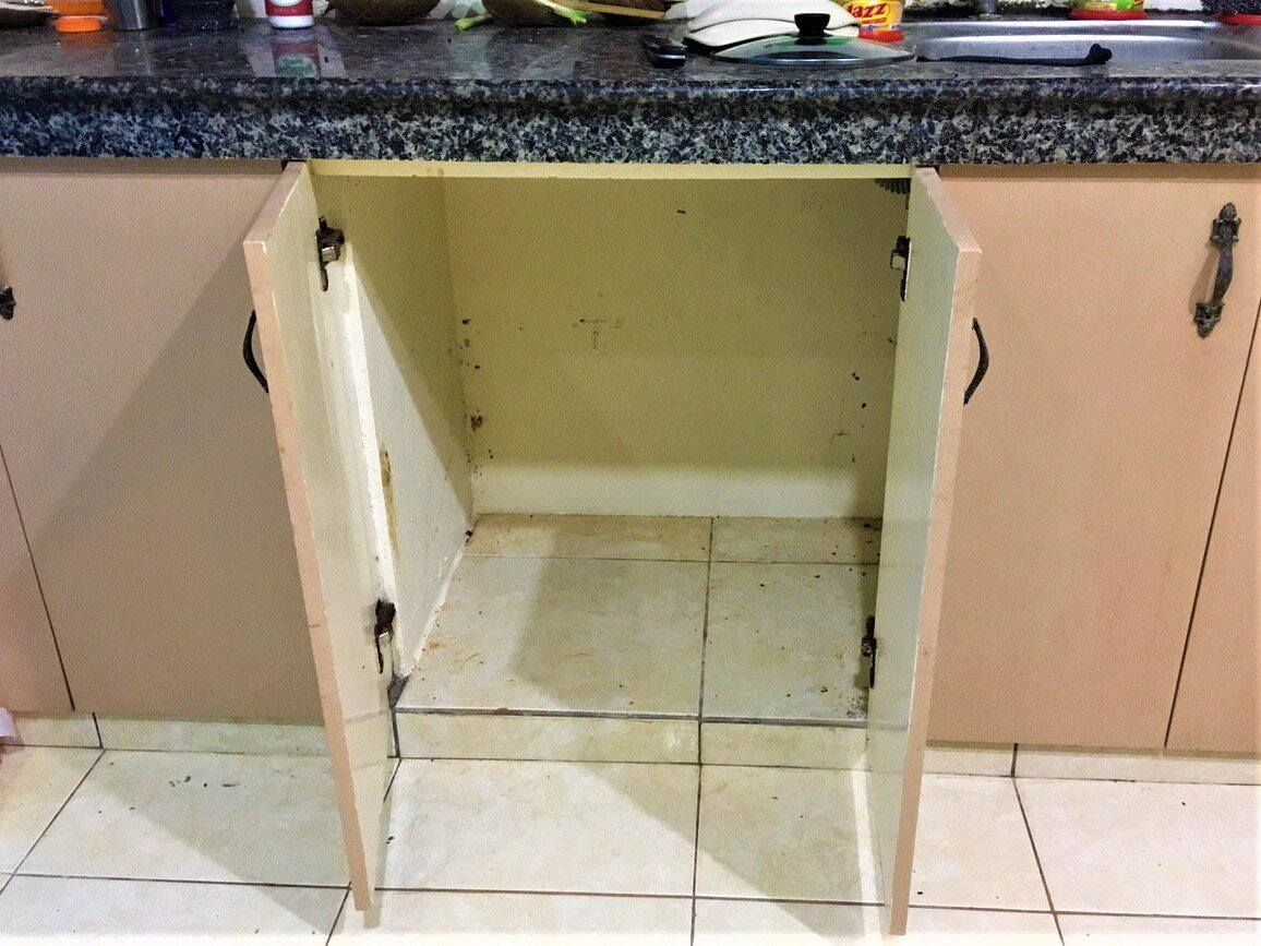 Прошу прощения за грязь: я как-то никогда этих полок раньше не открывал.