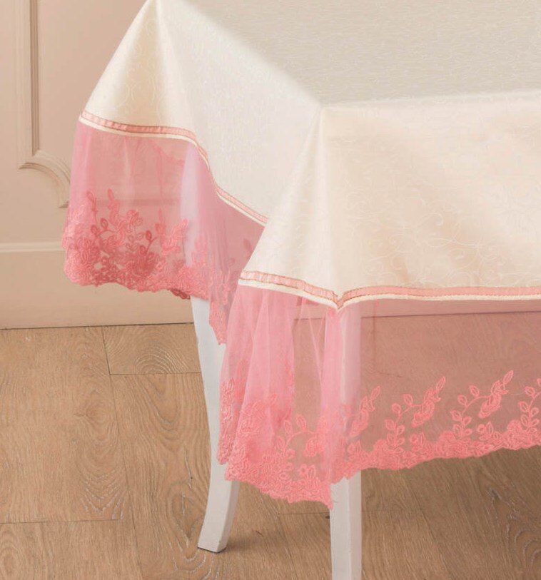 Ну, конечно, это не та скатерть. Та совсем маленькая была. Может даже это была салфетка, а не скатерть.