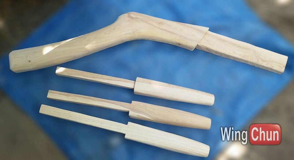 Руки и нога деревянного человека