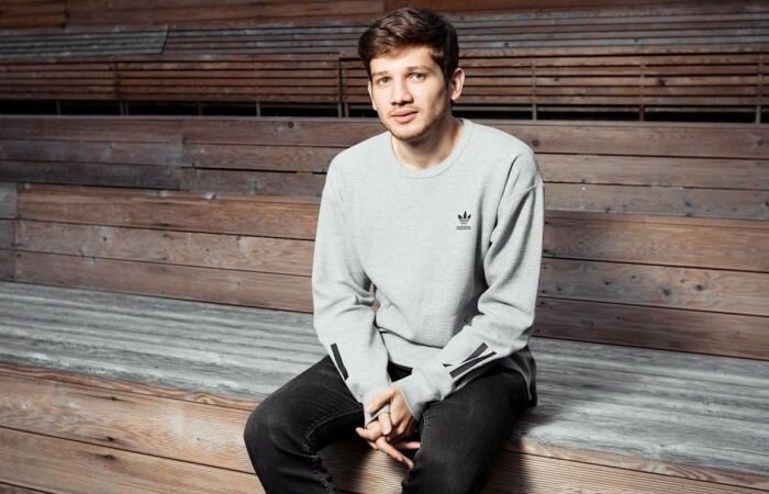  

Этот режиссёр ещё достаточно молод, ему всего 28 лет, а на его счету уже есть несколько очень престижных международных наград. Детское увлечение кино переросло в профессию, и уже в 18 лет он снимал свои первые небольшие ролики. Фильмы Кантемира Балагова уже неоднократно принимали участие в международных конкурсах, а в 2019 году его новая картина «Дылда» была выдвинута на получение кинопремии «Оскар» в номинации «Лучший фильм на иностранном языке».
