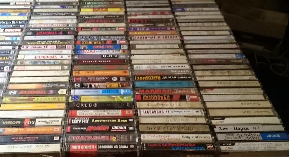 Россия 90 тест. VHS кассеты рынок 90-е. Видеокассеты VHS 90х производители. Девяностые кассета. Аудиокассеты на рынке.