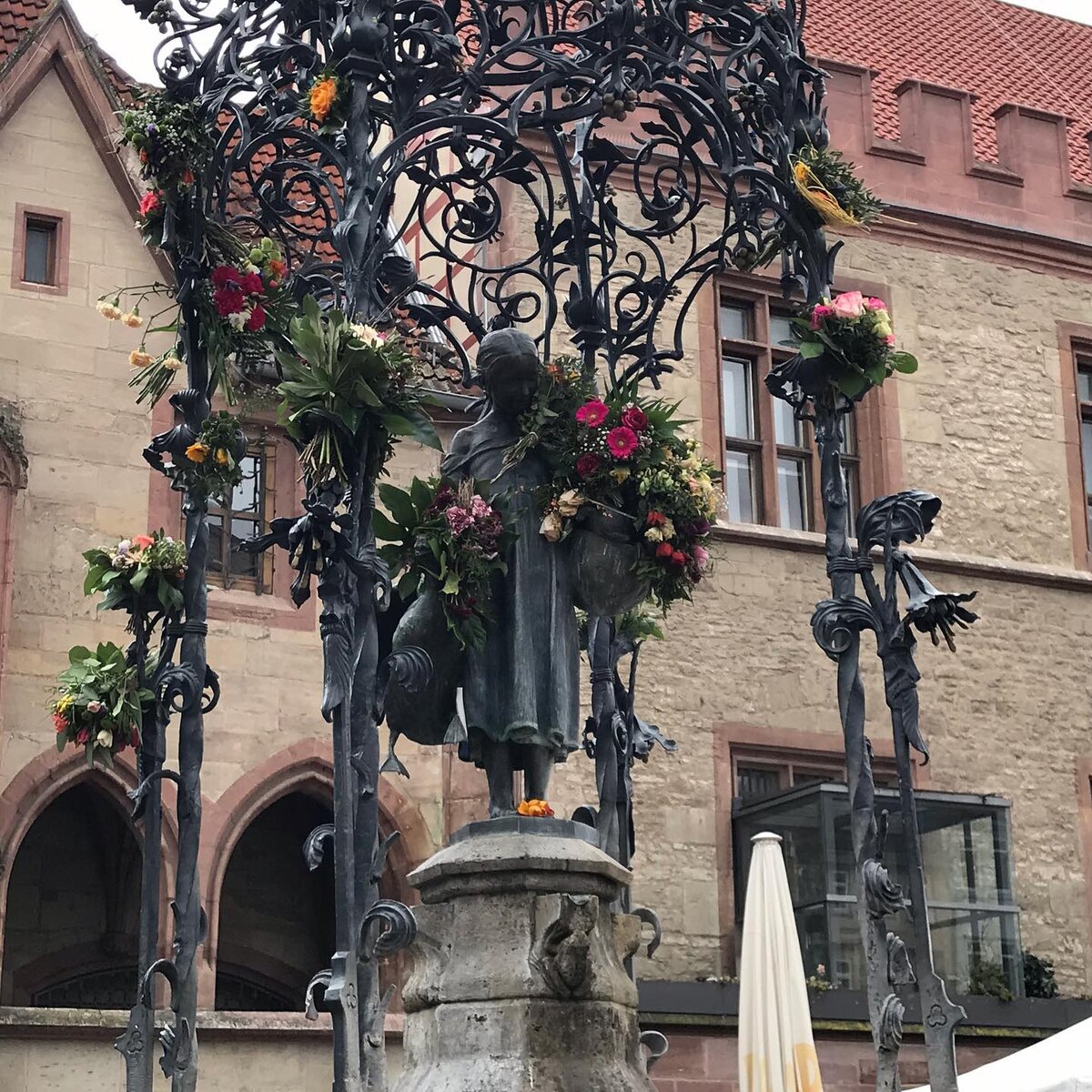 Sie hat Blumen bekommen.