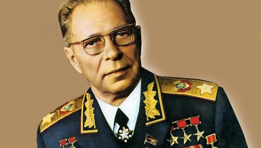 Дмитрий Устинов не только руководил советской армией и военной промышленностью страны, но иногда... «строил» в СССР дороги. 