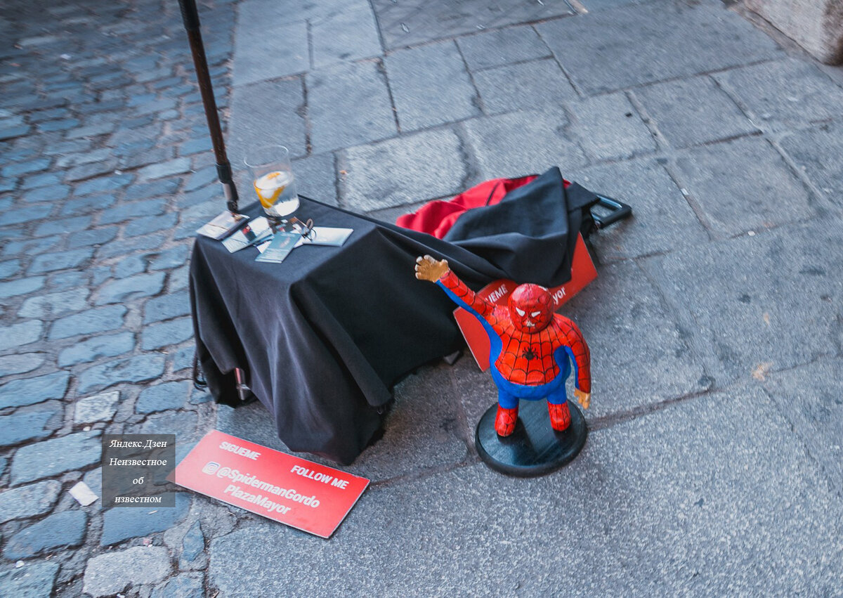 Брюхатый человек-паук: с ним здороваются полисмены и сотрудничает мэр Мадрида