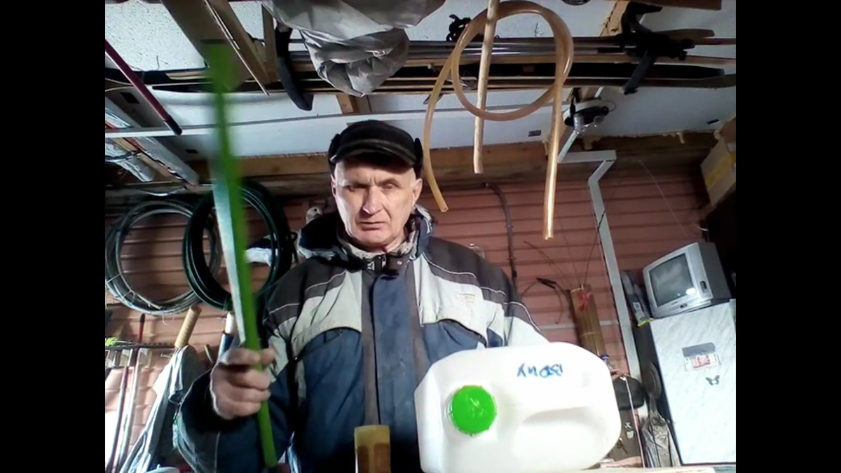 Ручка от сломанной швабры.